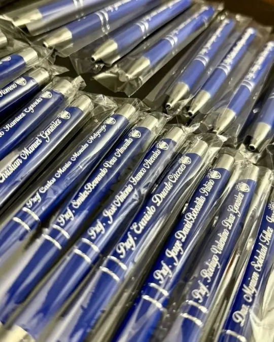 Bolígrafo metálico azul con logo grabado a láser sobre el metal