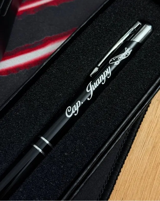 Detalle del logo grabado a láser con precisión en bolígrafo negro