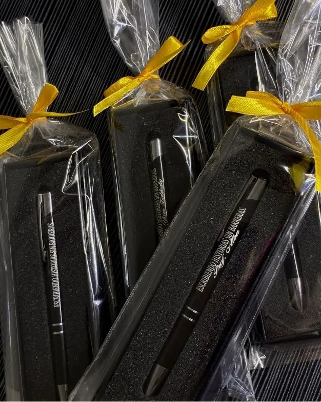 Bolígrafos personalizados listos para regalar con moño